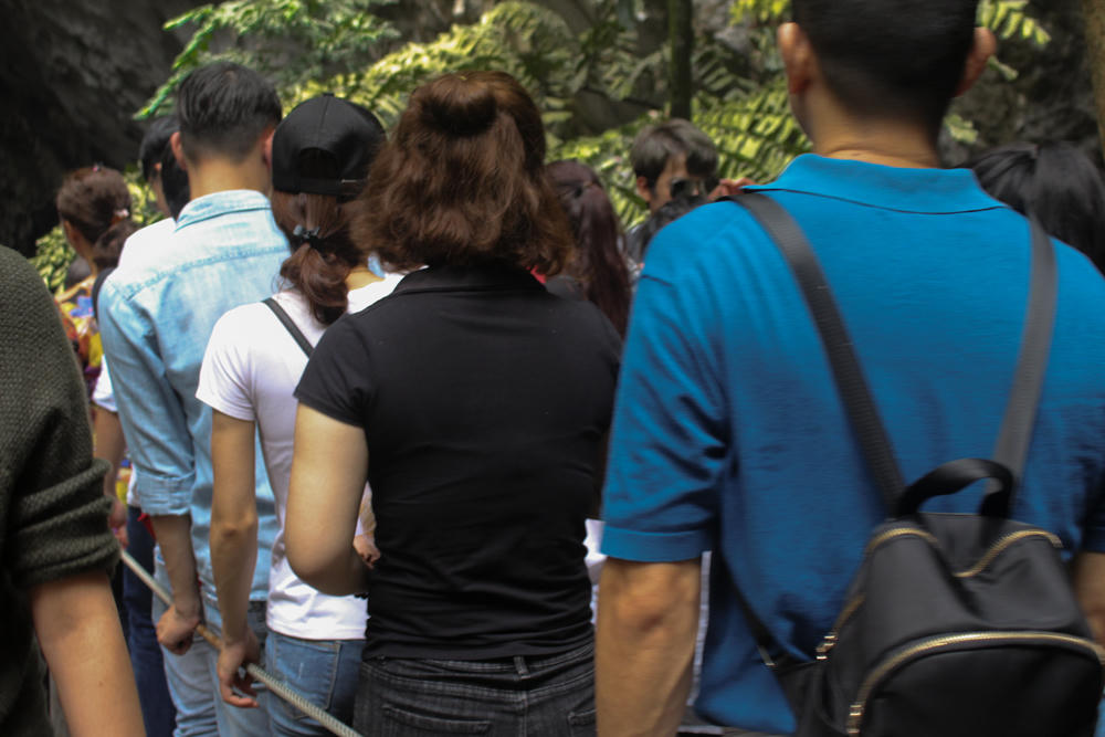 Hàng vạn du khách đổ về chiêm bái chùa Hương mỗi ngày Tết 